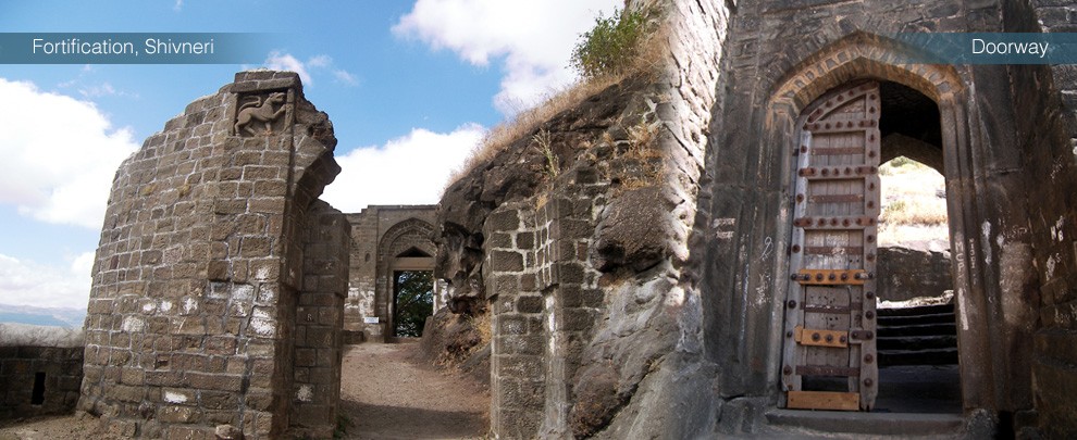 shivneri-doorway