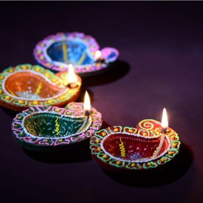 De- ‘light’ Your Guests With Painted Diyas 