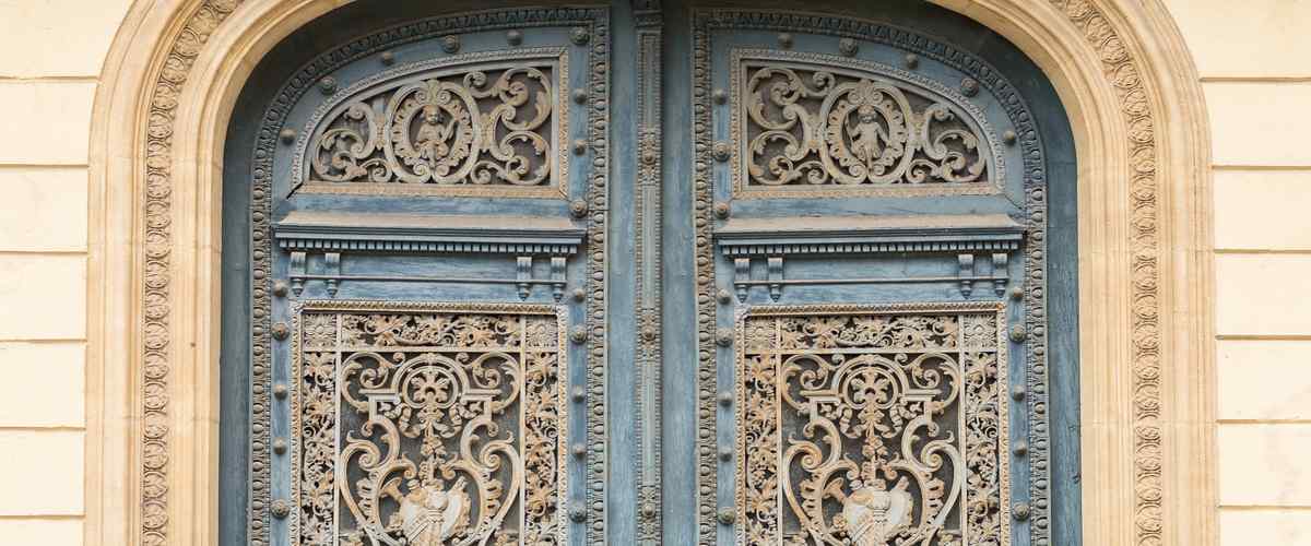 5. Design of a Wooden Jali Door That Signifies Prosperity