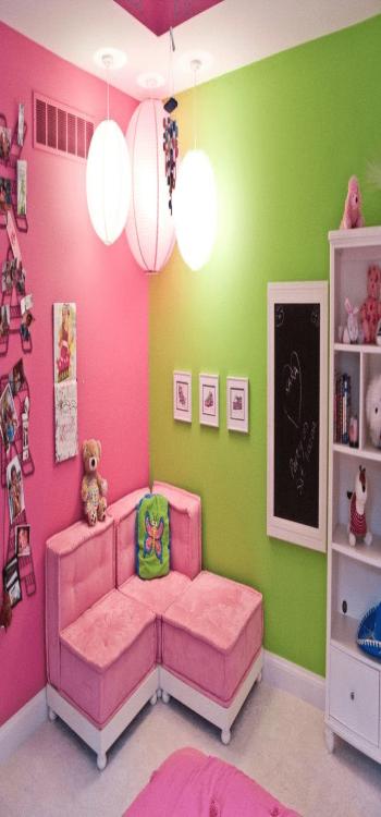 Pink and green always render bedroom walls natural and playful