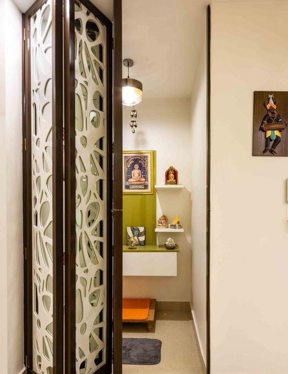  A foldable glass door for use in private temples