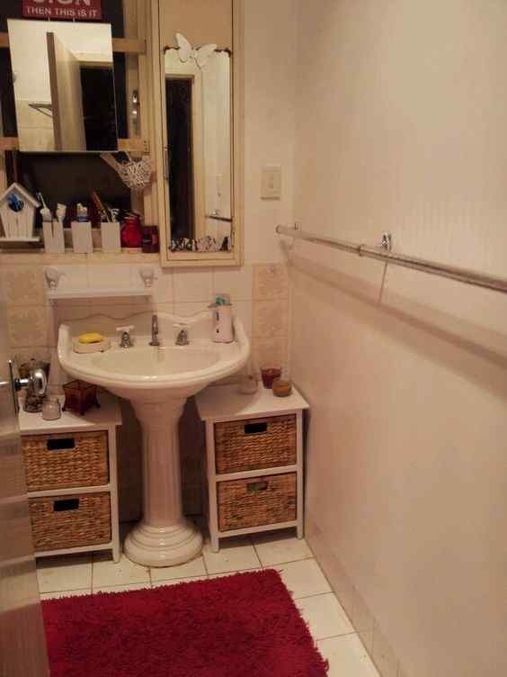 Bathroom shelves designe