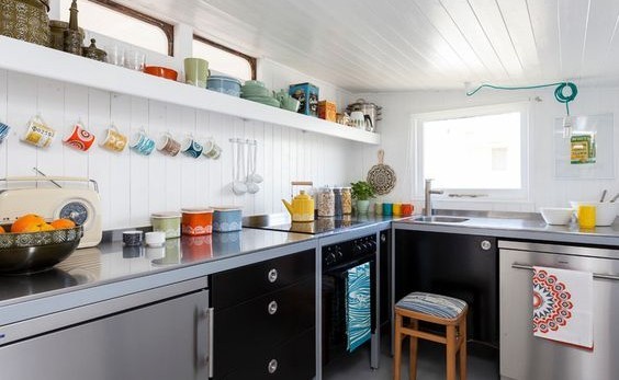 Using dual-tone colours or a monochrome colour scheme gives a unique look to the kitchen.