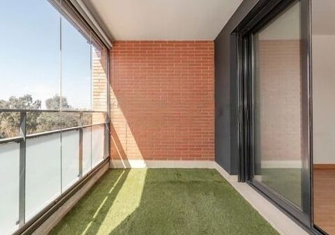 A simple glass railing design for home balcony