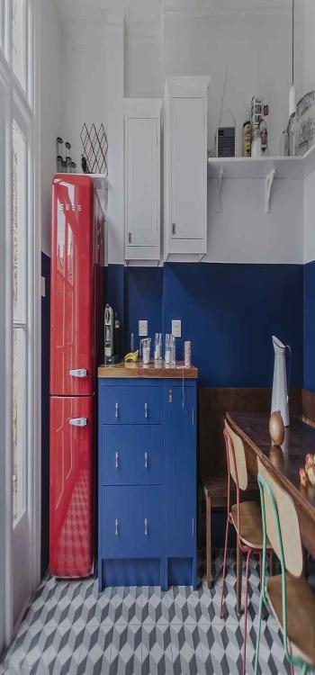 kitchen inspired by the official American flag hues