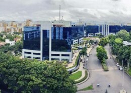 What could be the best options for renting a flat in Pune for an IT professional considering that the workplace could be in Hinjewadi or Magarpatta?