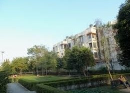 My brother is looking for a 3BHK in Mayur Vihar Phase 1, what is the going per square feet rate. Please suggest some good options.