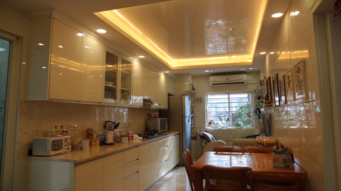 Sleek central tray POP ceiling with glossy panels