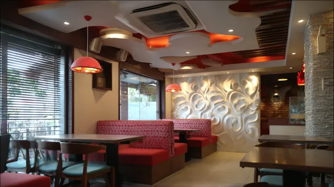 Cozy space styled in low budget restaurant interior design