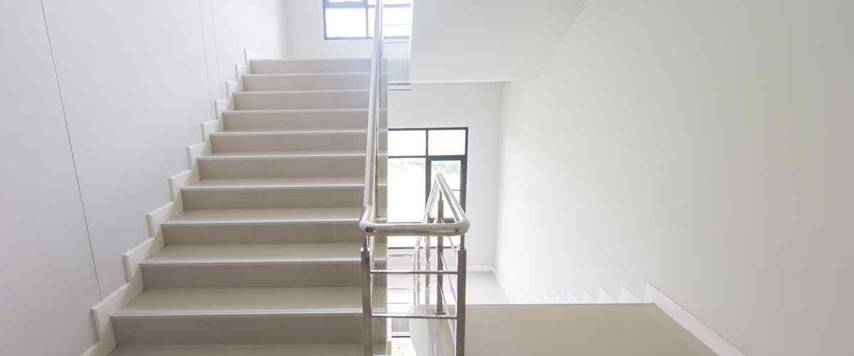 Minimalist staircase design for small home