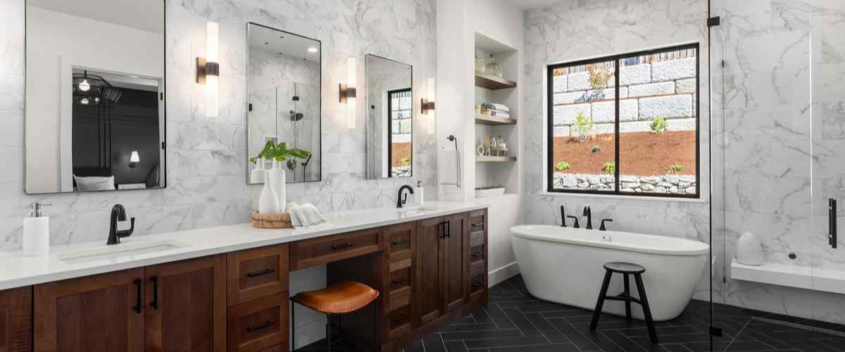 Triple-Mirror For Creating A Refined Appearance In The Room
